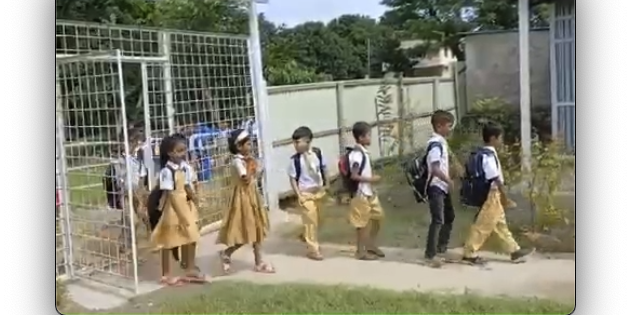 Kinder gehen zur Udoy-Schule