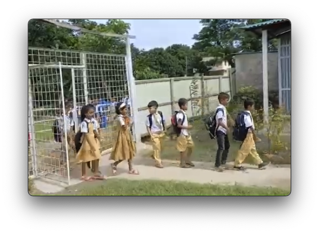 Kinder gehen zur Udoy-Schule